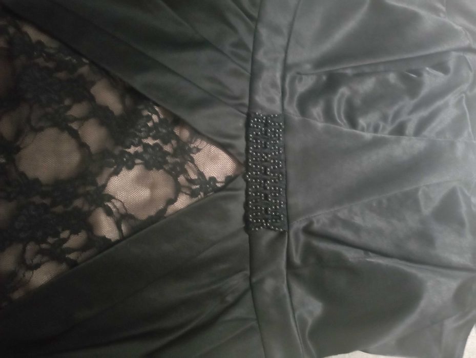 Czarna dopasowana sukienka koronka