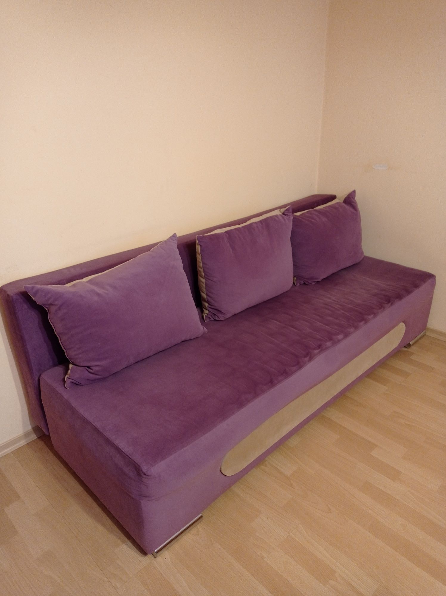 Rozkładana sofa w kolorze fioletowymm