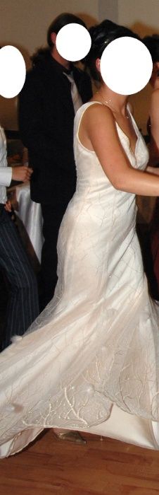 Piękna suknia ślubna w kolorze ecru