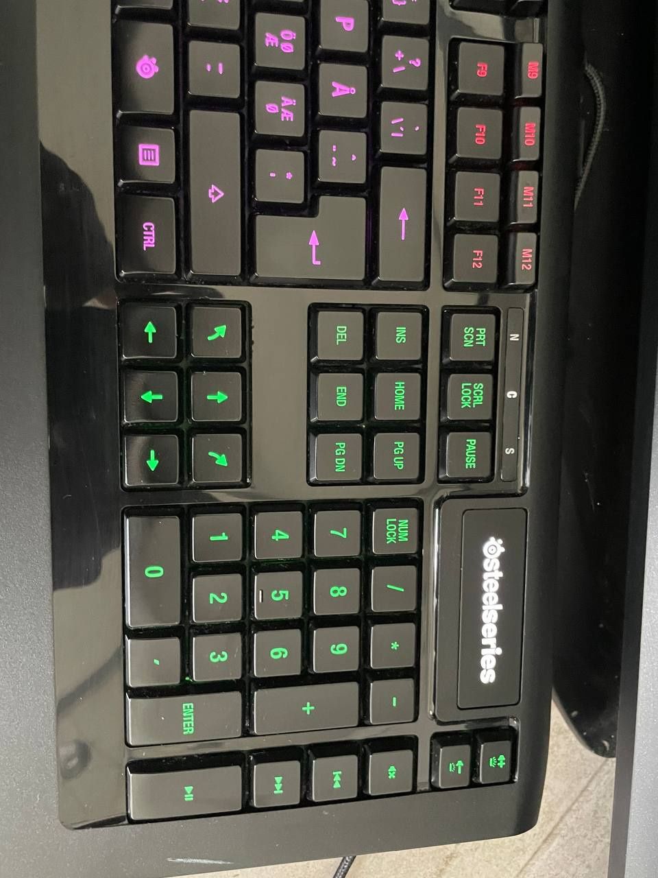 Клавіатура до компютера SteelSeries з RGB-підсвіткою.