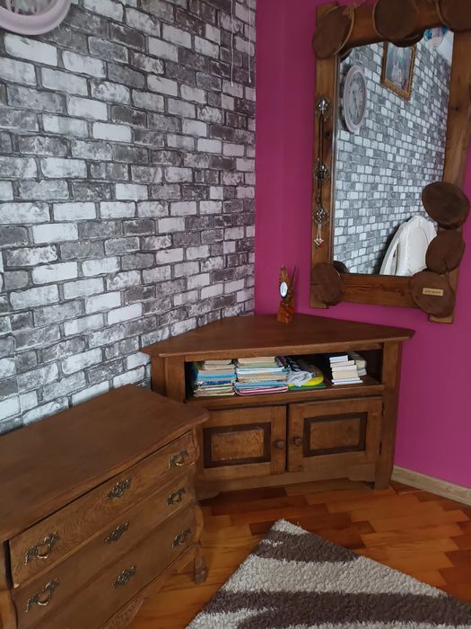 Дерев'яний комод з дзерколом