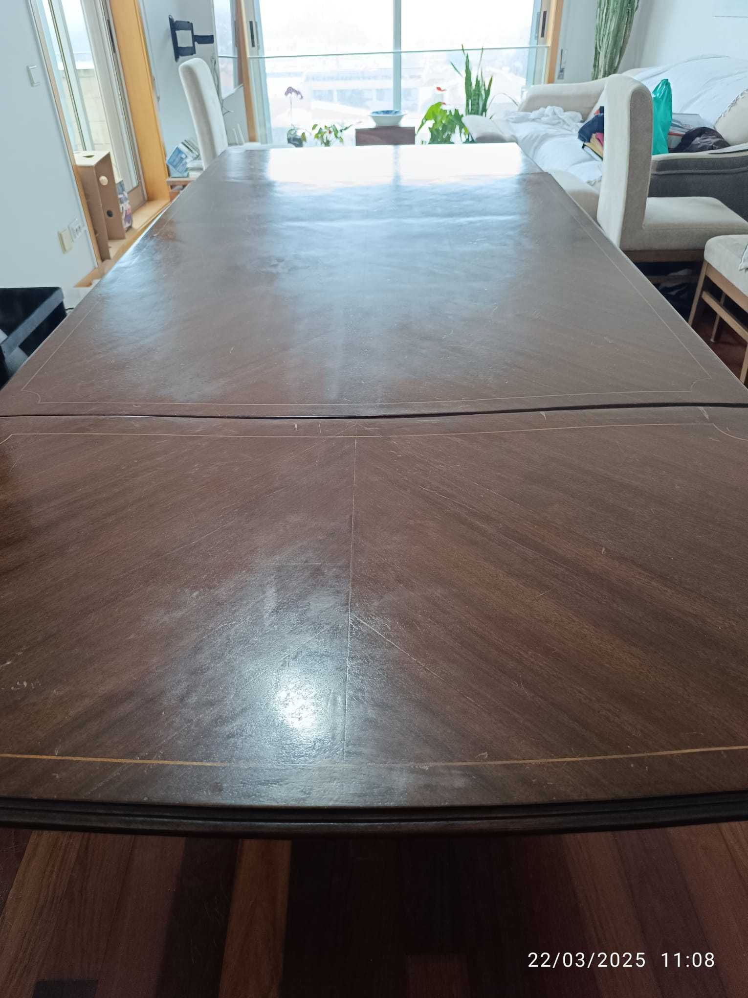 Mesa de jantar em madeira maciça