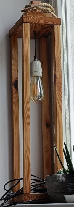 Lampa stojąca  wykonana z drewna