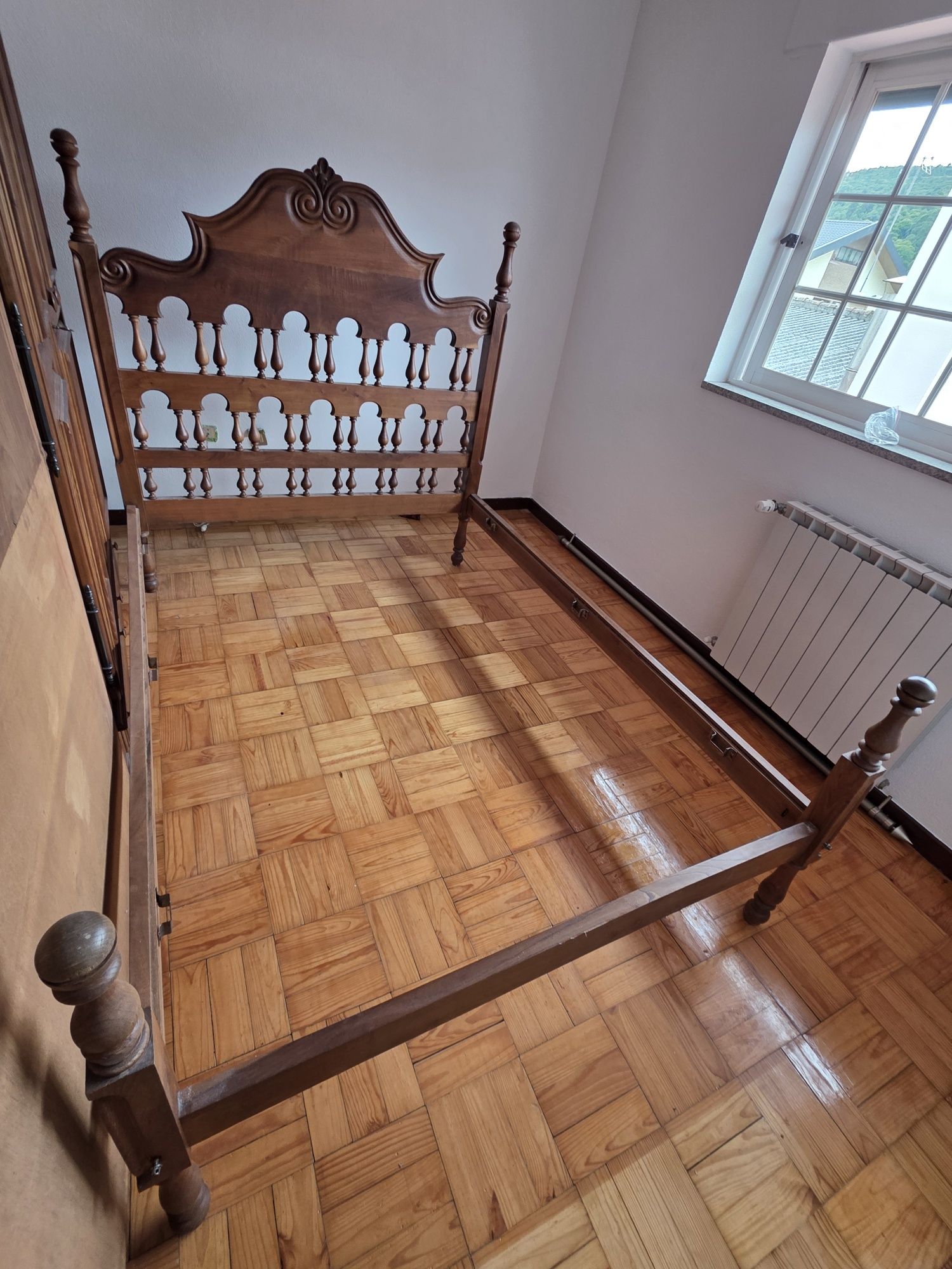 Cama antiga de madeira