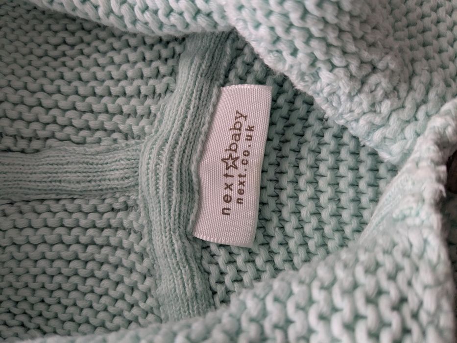Miętowy sweterek pleciony na guziki marki Next r. 68/74