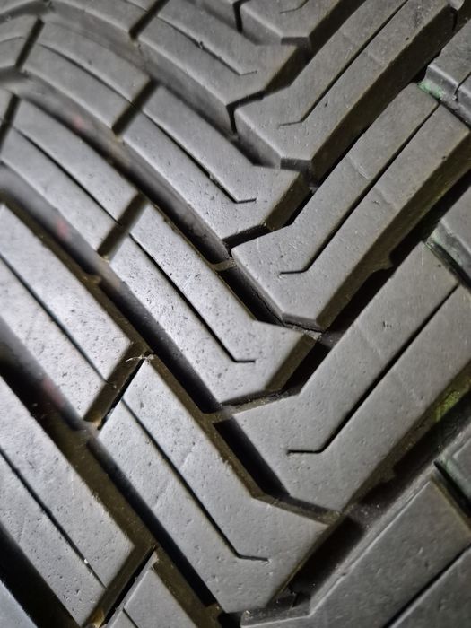 225/50/17 Continental para Całoroczne 7mm 19r