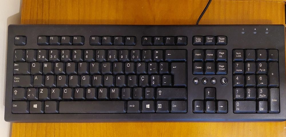 Computador torre, monitor, teclado e rato