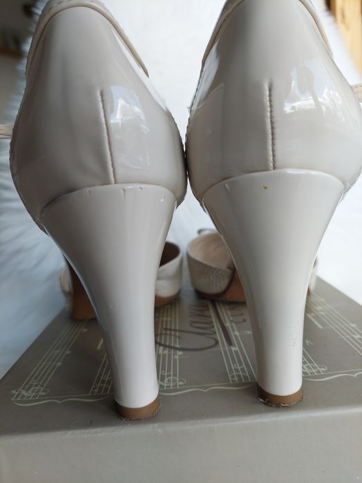 Sandały damskie 38 Clara Barson ecru obccas lakierkowe buty do ślubu