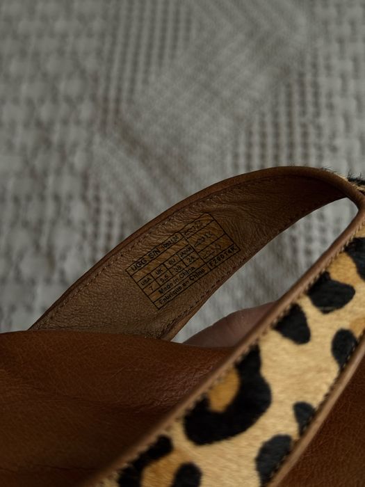 Босоніжки на платформі UGG.