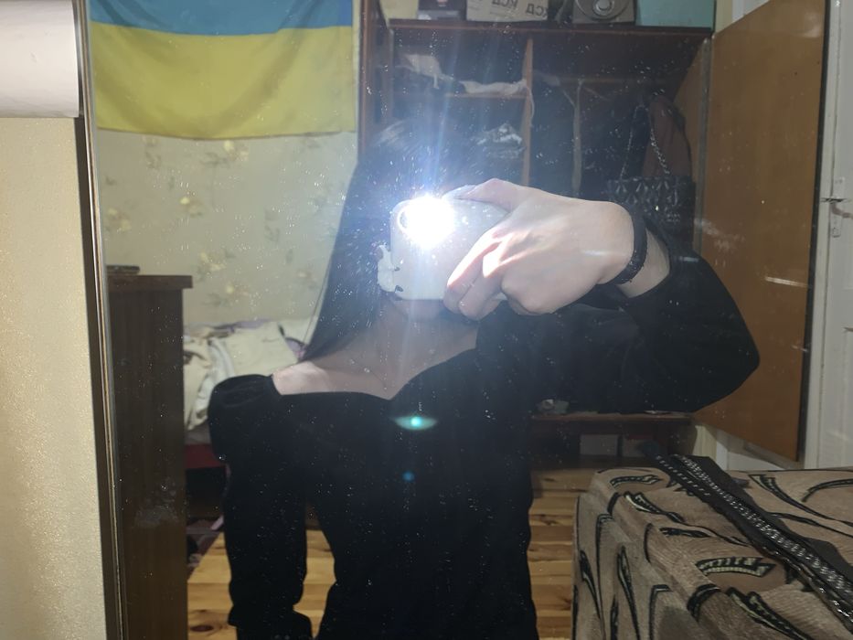 Чорна кофточка з обʼємними рукавами