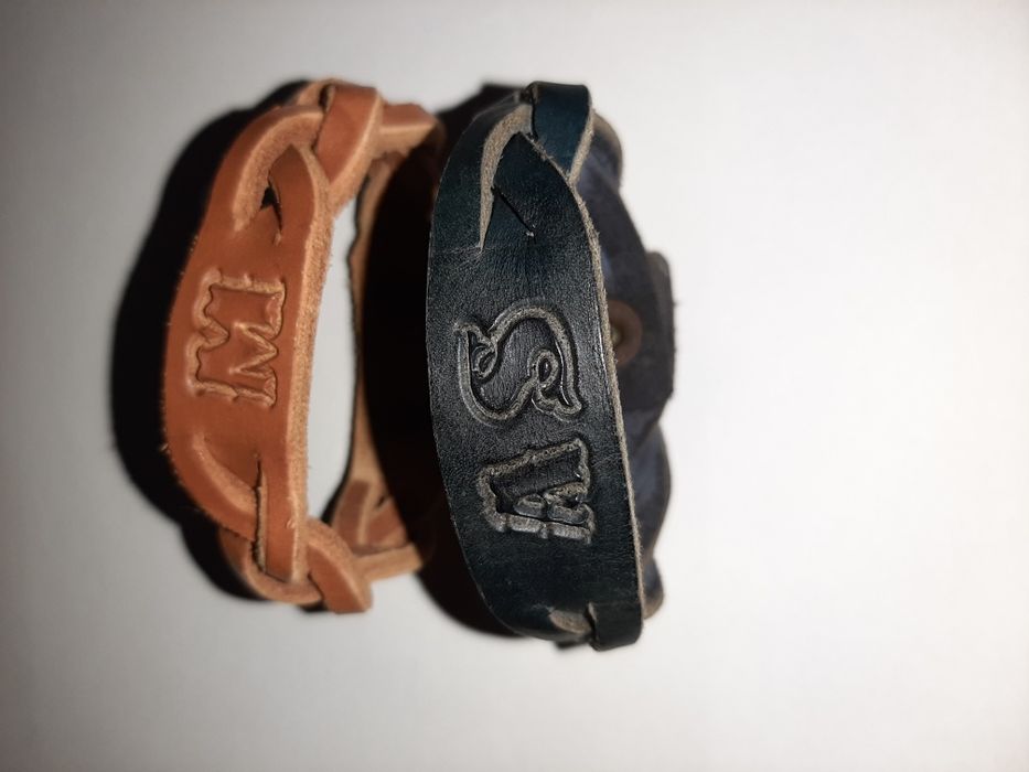 Skórzane bransoletki z inicjałami