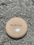Nowy rozświetlacz Rare Beauty Enlighten