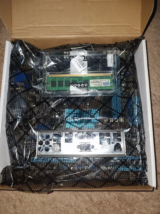 Пропоную материнська плата  ASUS M4A88T-M . AMD X4 965 і ddr3-4gb