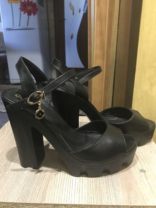 Босоножки черные кожа