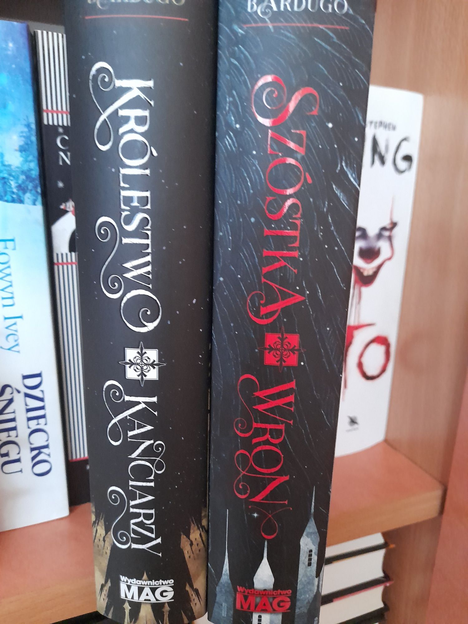 Szóstka wron,Królestwo kanciarzy Bardugo czarne i czerwone brzegi