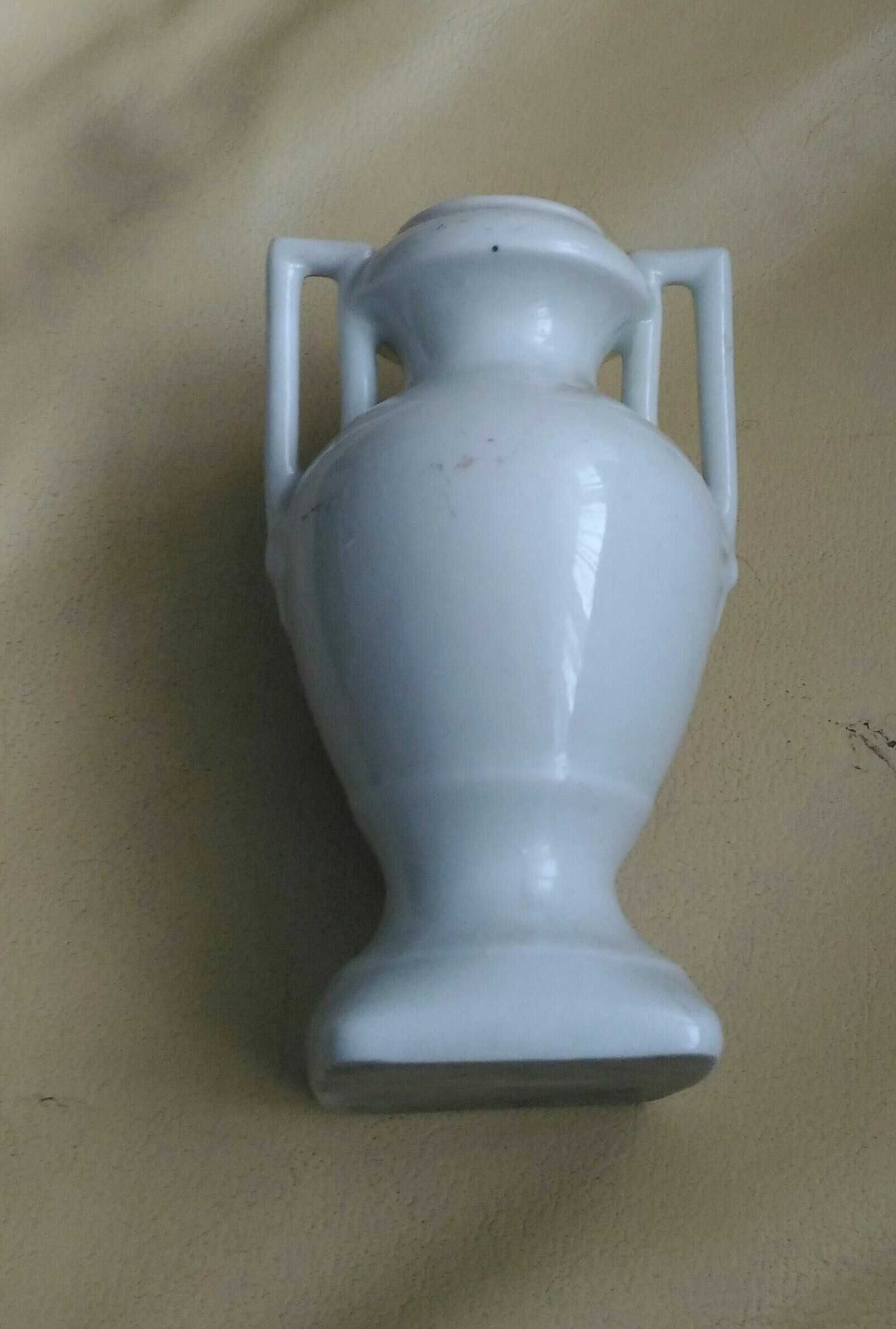 Stary ceramiczny wazon z cherubinkami