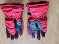 Czerwone rękawice narciarskie