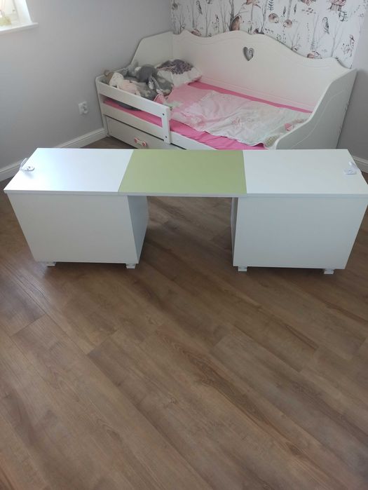 Biureczko z pojemnikami na zabawki
