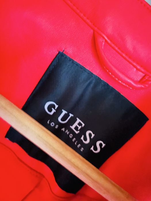 Czerwona kurtka skora guess