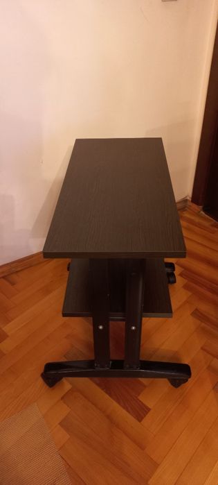 Підставка на колесиках.