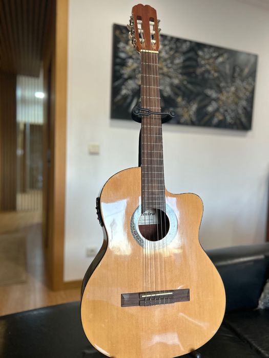 Guitarra ADMIRA SARA-EC T-38 em excelente estado ideal para iniciantes