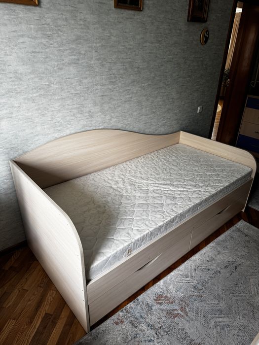 Два односпальних ліжка з матрасами