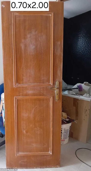 Porta de madeira 2x0.70, no final já tem alguma falhas
