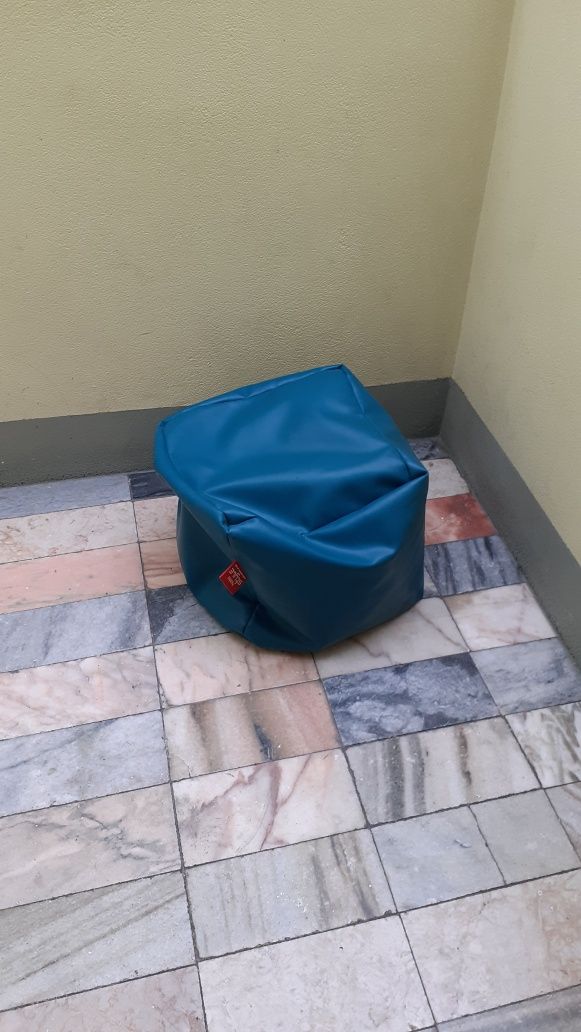 Puff impermeável pequeno azul