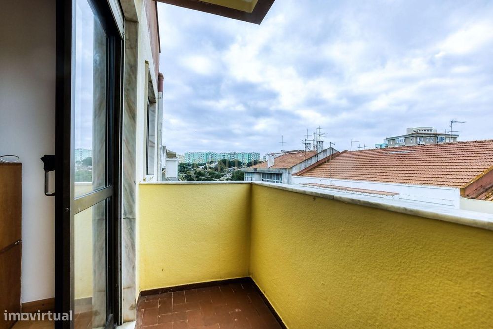 T2 no Seixal – Parcialmente remodelado, com 2 varandas e excelente lum