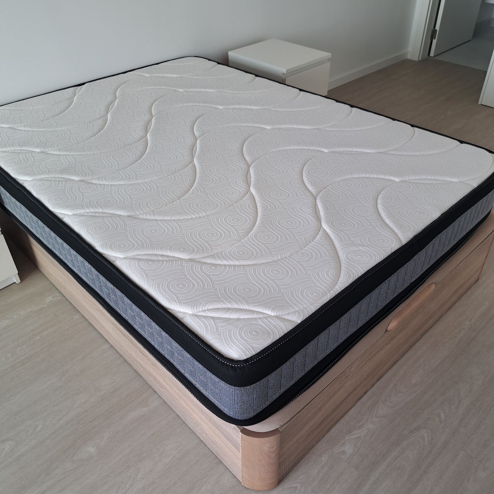 Camas casal sommier pikolin com mesas de cabeceira