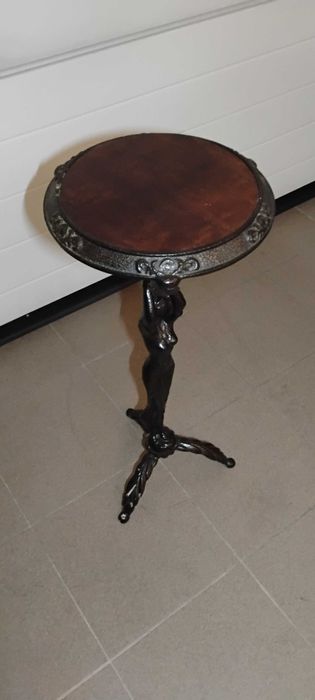 Sprzedam kwietnik stojący.