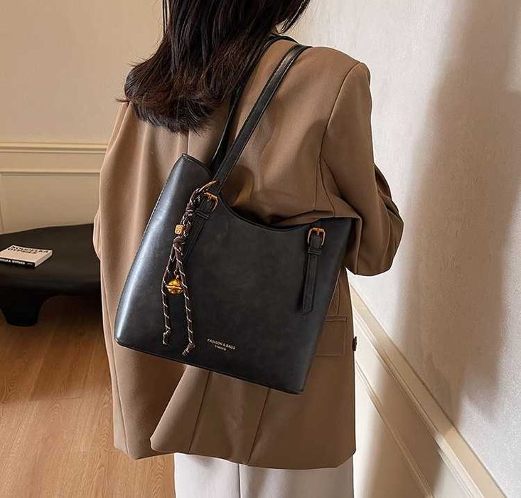 Жіноча сумка / містка сумка / сумка на плече / шкіряна сумка