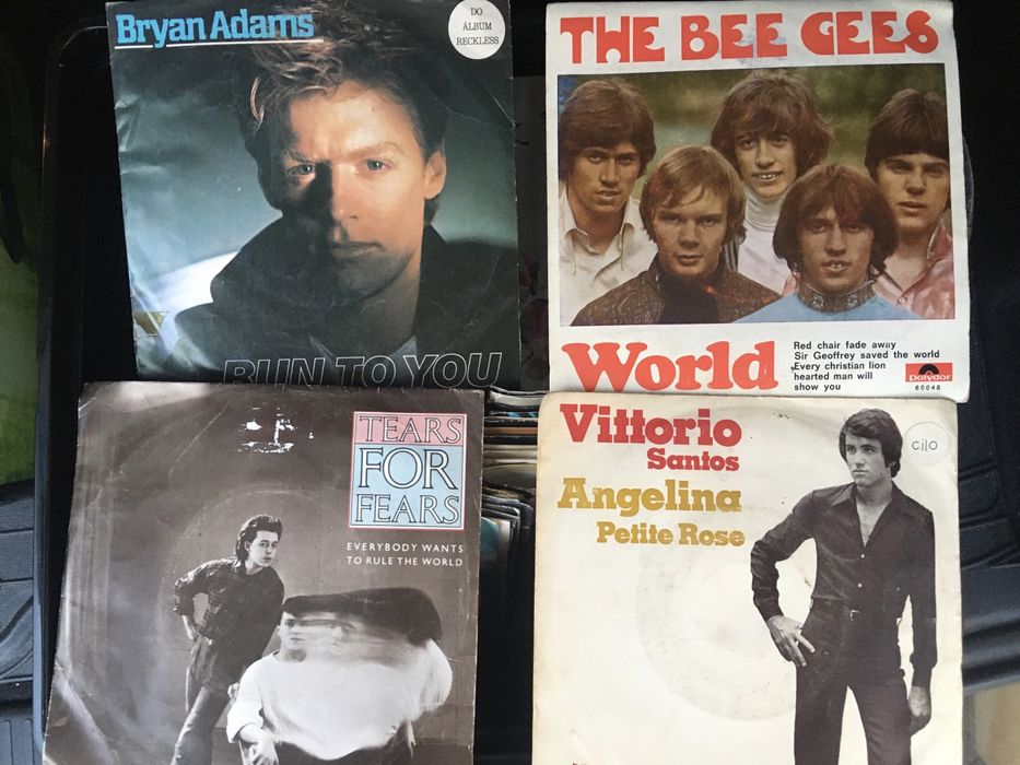 Vendo 210 discos singles de vinil