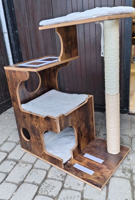 Duży drewniany drapak dla kota