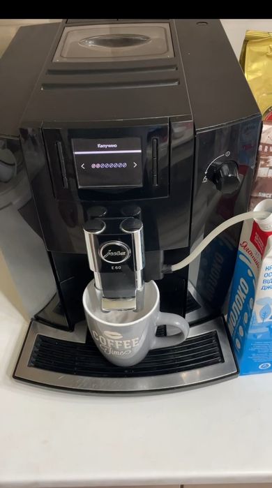 Автоматична кавомашина Jura E60. Кавоварка для капучіно.