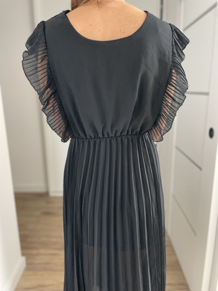 Sukienka plisowana z falbanka czarna