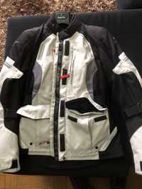 Casacos motard Alpinestars masculino e outro feminino.