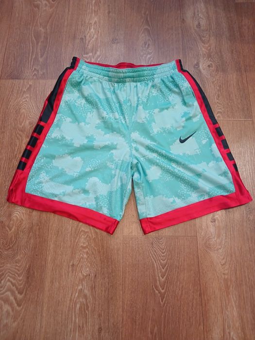 Нові оригінальні шорти Nike M / L