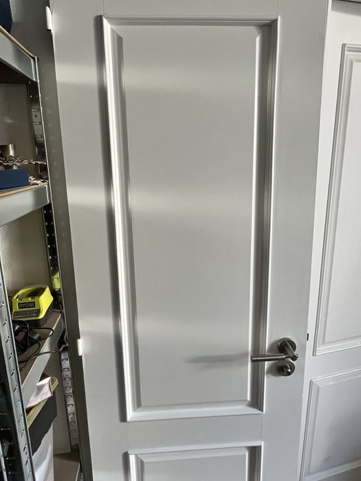 Porta de madeira branco com puxador