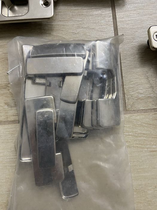 Zawiasy meblowe Blum / FGV