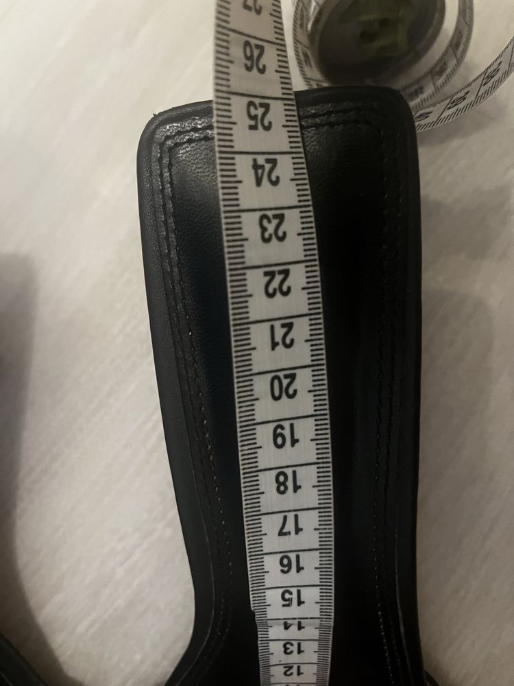 Czarne klapki na małym oncasie Steve Madden 39