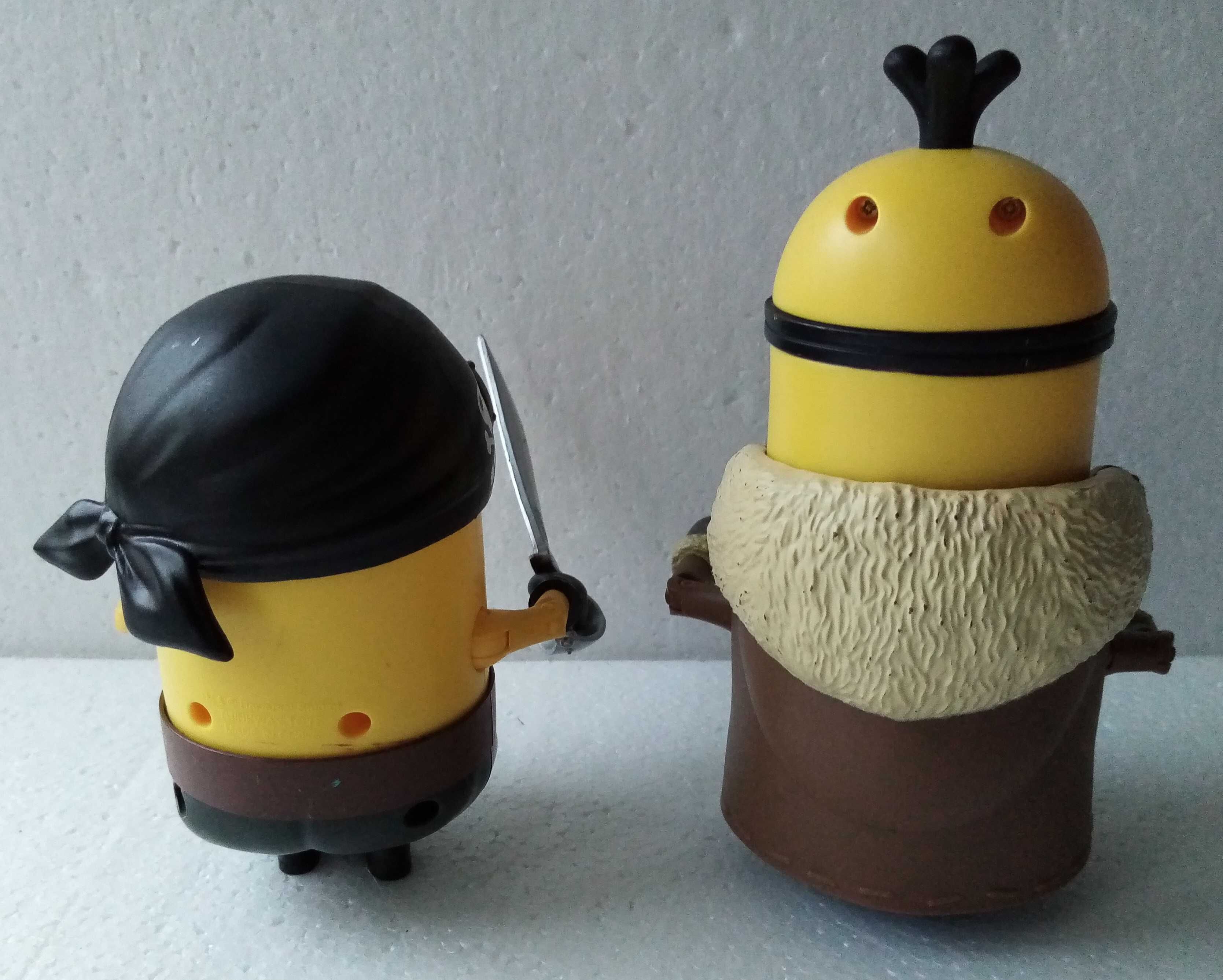 2 Minionki duże akcesoria i stroje pirat, pilot, banan, jaskiniowiec