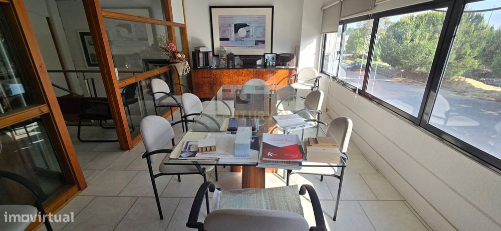 Espaçoso Armazém para Venda no Casal do Marco, em muito bom estado