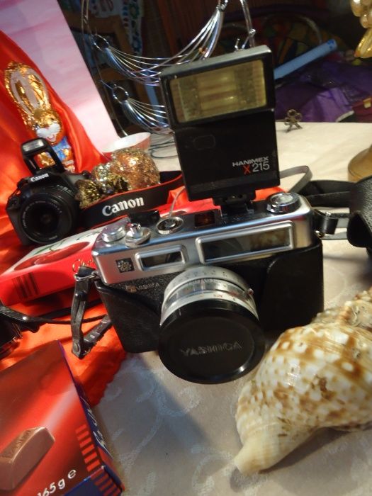 Máquina Fotográfica Marca yashica com flash e estojo