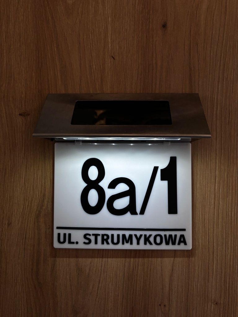 Podświetlana tabliczka LED z adresem numer domu i ulica z czujnikiem