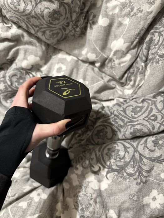 Продам гантелю для тренировок занятия спорта  7,5 кг