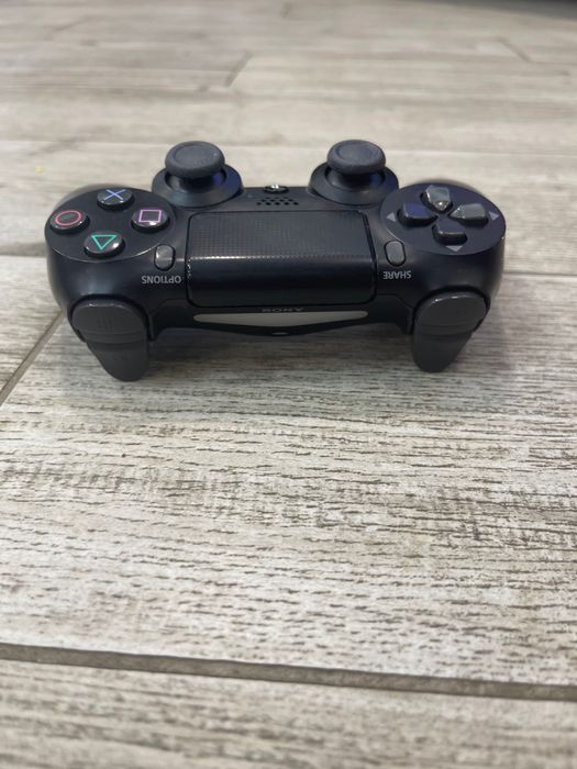PS4 + 6 дисков + 2 джойстика (торг уместен)