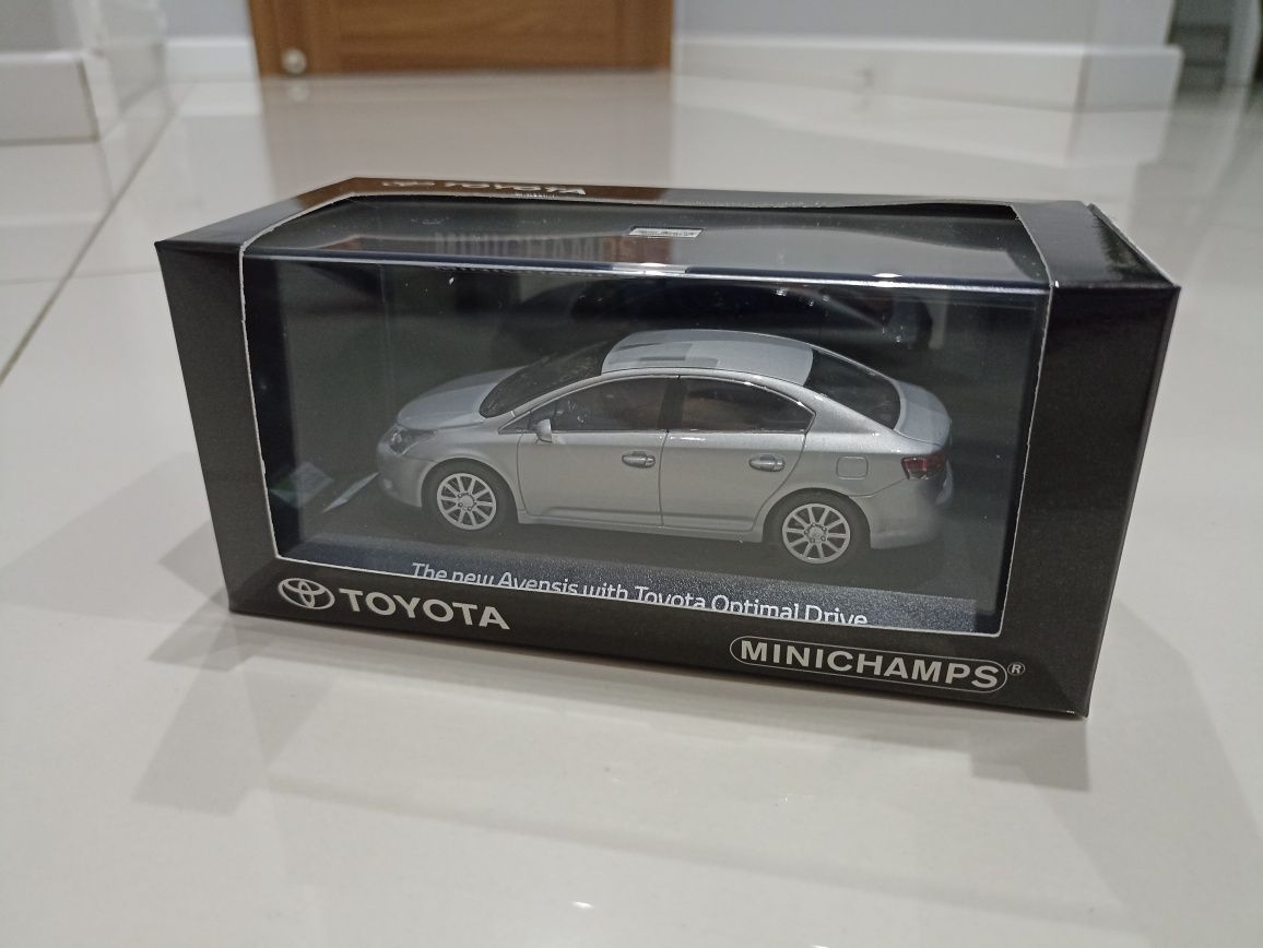 Model Minichamps Toyota Avensis T27 sedan 1:43