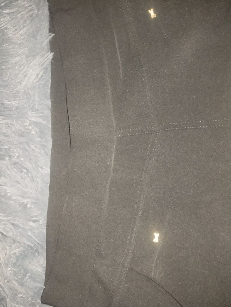 Dwie pary eleganckich spodni w kolorze czarnym i granatowym