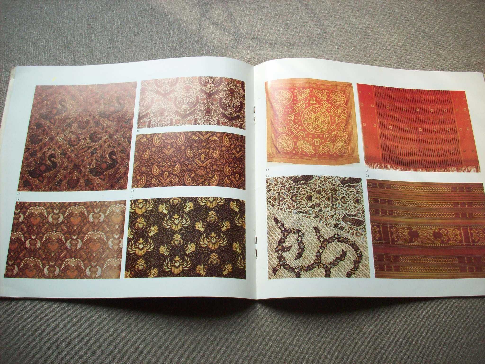 Tkaniny indonezyjskie w zbiorach Muzeum Azji i Pacyfiku.
